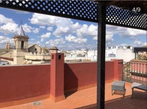 セビリアにあるSEVILLA ROOM, VIEW TO THE CITYの屋根から市街の景色を望む