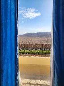 een raam met uitzicht op de woestijn bij Royal Mountain in Luxor