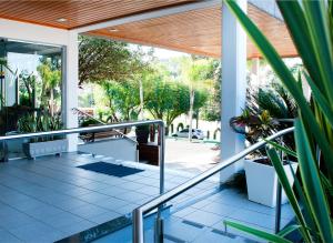 uma varanda de uma casa com plantas em Brivali Hotel Centro em Caçador