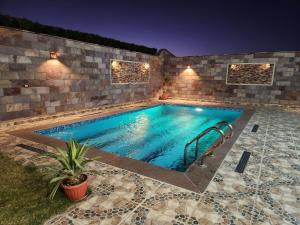 basen w domu w nocy w obiekcie Royal Mountain w mieście Luksor