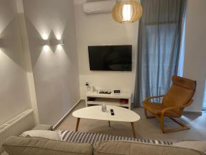 een woonkamer met een bank en een tafel bij DISTRiCT 01 - Kalamaria in Thessaloniki