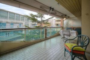 Balkon atau teras di One Bed Apt in the center of Cannes - 2198