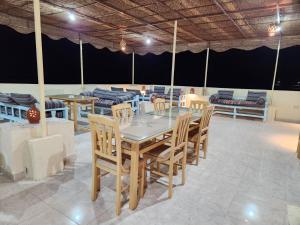 ein Esszimmer mit einem Tisch und Stühlen in der Unterkunft Royal Mountain in Luxor