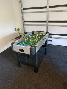 una mesa de futbolín en una habitación con en Quiet & Warm House Parking Sleeps 7, 19 mins from CHC airport, en Prebbleton