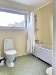 Bagno di Country house with sea view near Hovs Hallar