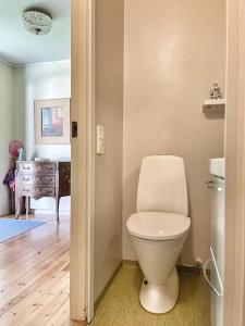ein Bad mit einem weißen WC in einem Zimmer in der Unterkunft Country house with sea view near Hovs Hallar in Båstad