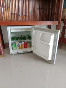 einen kleinen weißen Kühlschrank mit offener Tür in der Unterkunft Kumpul Beach in Amed