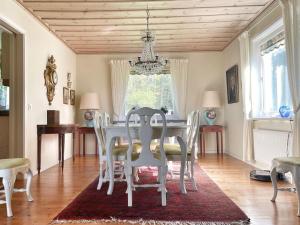 TV o dispositivi per l'intrattenimento presso Country house with sea view near Hovs Hallar