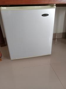 refrigerador congelador blanco sentado en una cocina en Kumpul Beach en Amed