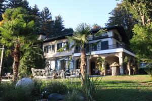 A garden outside Wonderful Villa Between Como And Milano