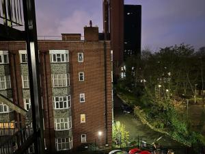 een uitzicht vanuit een raam van een bakstenen gebouw bij Luxury 9ine Lush Jacuzzi Apartment with Balcony in Birmingham