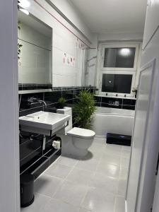 een badkamer met een wastafel en een toilet bij Luxury 9ine Lush Jacuzzi Apartment with Balcony in Birmingham