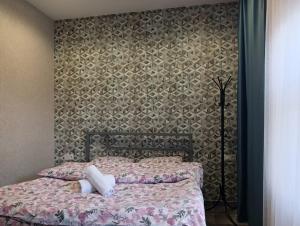um quarto com uma cama com duas almofadas em Gray Hotel em Lebedinovka