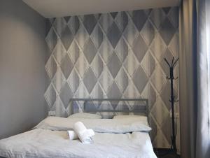 um quarto com uma cama com duas toalhas em Gray Hotel em Lebedinovka