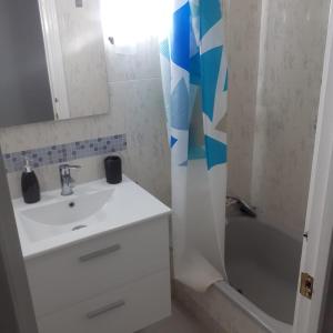 a bathroom with a sink and a bath tub at MAGNIFICO PISO JUNTO A PLAYA DE REGLA in Chipiona