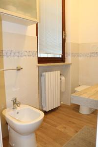 A bathroom at Apartments in Lazise/Gardasee 21939