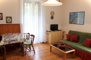 A seating area at Apartments in Lazise/Gardasee 21939