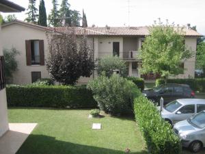 A garden outside Apartments in Lazise/Gardasee 21939