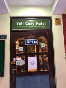 Certificato, attestato, insegna o altro documento esposto da Yeti Cozy Hotel