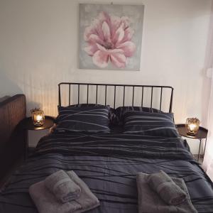 1 dormitorio con 1 cama con 2 toallas en Studio apartman IN Self check in, en Osijek