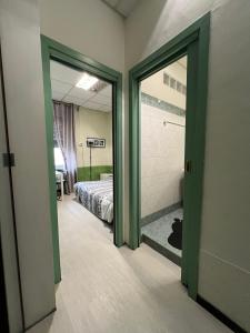 une chambre avec un lit et deux portes coulissantes en verre dans l'établissement Monolocale Caraglio, à Turin