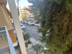 een luchtzicht op een straat met auto's op de weg bij DISTRiCT 01 - Kalamaria in Thessaloniki