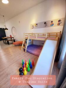 een kamer met een stapelbed en een speelvloer bij Family Fun Staycation @ Thelima Suite in Kajang
