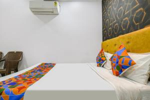 Uma cama ou camas num quarto em FabExpress Shree