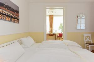 ヴィーク・アウフ・フェールにあるPension Hilligenlei Zi 04 DZのベッドルーム1室(白いベッド2台、窓付)