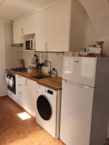 a kitchen with a washing machine and a sink at Casa Dos Olivais - Tomar in Tomar
