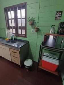 een badkamer met een wastafel en een toilet bij Casa de Praia Juli e Vini in Cidreira