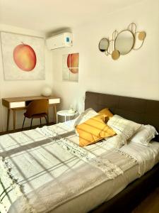 sypialnia z łóżkiem z żółtymi poduszkami i biurkiem w obiekcie Matilda Guest House EUR 4 posti letto w Rzymie