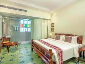 1 Schlafzimmer mit einem großen Bett und einem Badezimmer in der Unterkunft Villa Kouga in Puducherry