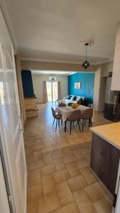 une cuisine et un salon avec une table et des chaises dans l'établissement GS Lumen Apartment, à La Canée