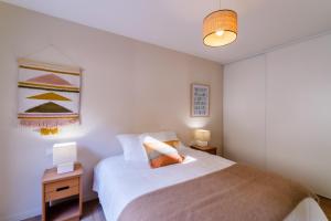 1 dormitorio con 1 cama, 2 mesitas de noche y 2 lámparas en Casa Barbara Nice - Résidence Services en Niza