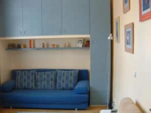 um sofá azul sentado numa sala de estar em Nice Apartments Prague em Praga