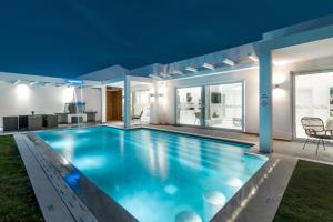 Bazén v ubytovaní Cavo Mare Mirazur Luxury Retreat with private pool alebo v jeho blízkosti