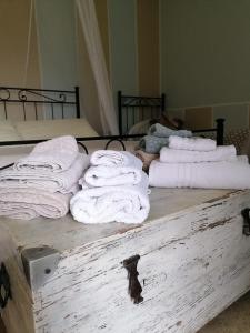 uma pilha de toalhas em cima de uma mesa de madeira em Casale Cavatella em Sermoneta