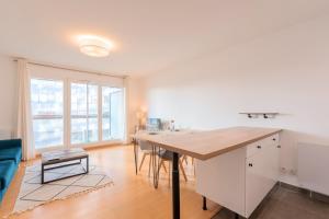 een keuken en eetkamer met een tafel en stoelen bij Spacious apartment with parking and balcony! in Lille