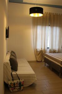 una camera con due letti, una lampada e un cesto di Lasso B&B a Corigliano Calabro