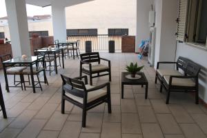 un ristorante con tavoli e sedie e un patio di Lasso B&B a Corigliano Calabro