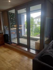 sala de estar con puertas correderas de cristal que dan a un balcón en 360 Dun Aoibhinn, en Dungarvan