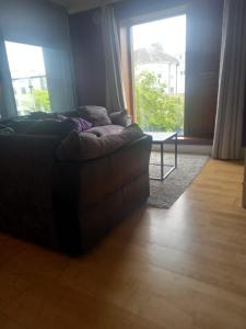 un soggiorno con divano e una grande finestra di 360 Dun Aoibhinn a Dungarvan