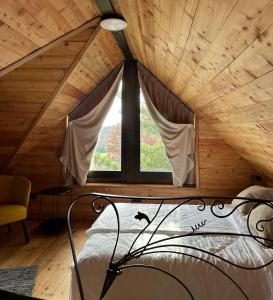 uma cama num quarto com uma grande janela em Ozoni & Sauna em Sopot