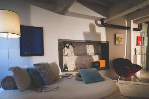 Santa Maria a MonteにあるART SUITE GALLERY - Tuscany - medieval town close to Florence, Pisa, Lucca, Chianti Zone, Versiliaのソファと椅子のあるリビングルーム