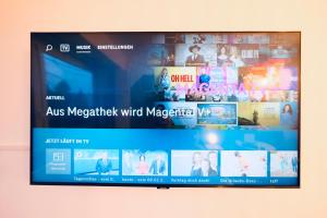 una pantalla de televisión con la página web del mago del viento ms macaralyst en Modernes Studio-Apartment zentral gelegen, en Hannover