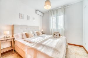 Säng eller sängar i ett rum på Traumhafte Villa Marisol für 8 Gäste am Meer