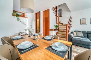 comedor y sala de estar con mesa y sillas en Traumhafte Villa Marisol für 8 Gäste am Meer en Alcudia