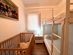 Ένα ή περισσότερα κρεβάτια σε δωμάτιο στο Apartament Les Vernedes - L'Amfitriona +21 φωτογραφίες