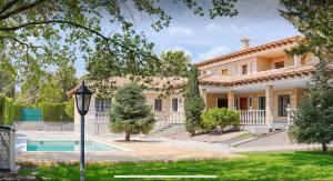 une maison avec une piscine devant dans l'établissement El Carrascal, à Caravaca de la Cruz
